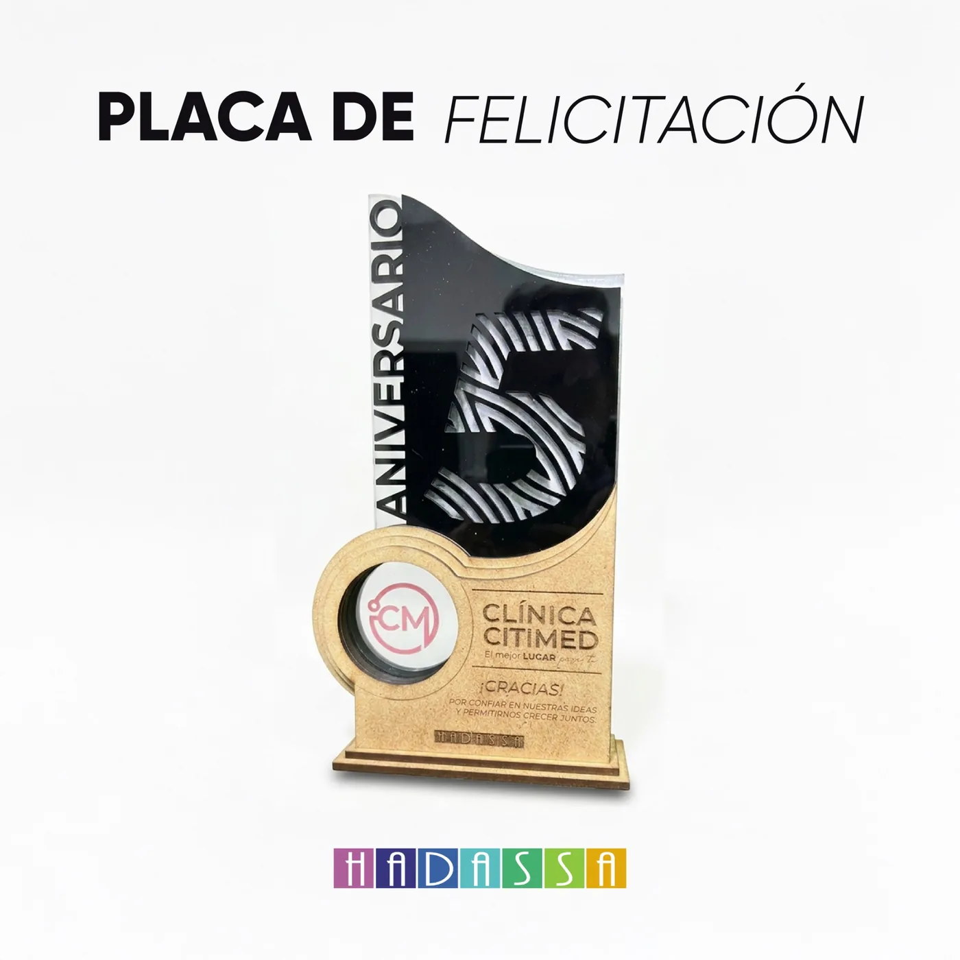 Placa de felicitación fabricada por Hadassa