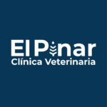 Logo de El Pinar Clínica Veterinaria, fondo azul.