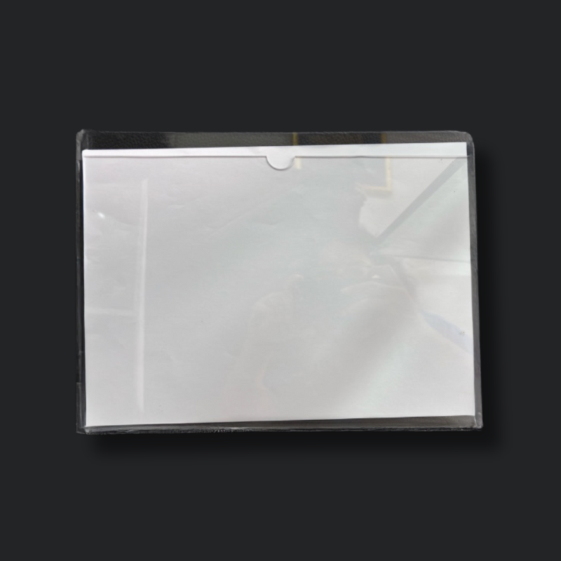 Porta hojas horizontal tamaño A4 en acrílico transparente, fondo oscuro.